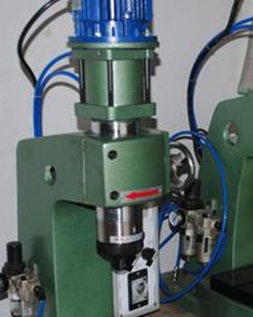 為什么氣壓鉚接機使用中鉚釘會發(fā)燙？