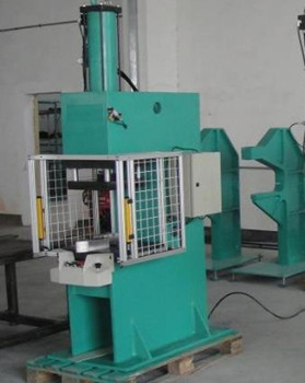 汽車行業(yè)如何運用鉚接機提高組件質(zhì)量和生產(chǎn)效率？